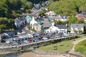 Beautiful 3-bed Cabin in Pembrokeshire Coast - Image 4