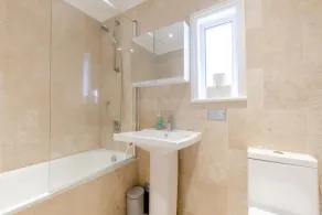Stylish 1 Bedroom Apartment in Nine Elms With Garden - Image 3