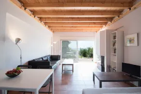 halu! Modern & Cozy Seafront Villa - Image 3