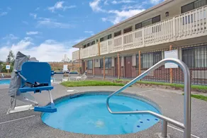 Econo Lodge - Image 5