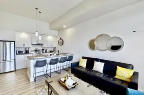 Brand New, Top Floor Condo Downtown - Image 4
