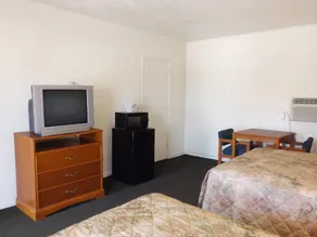 Hilton Motel - Image 4