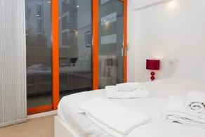2 Bedroom Flat in Limehouse Sleeps 4 Guests - Image 2