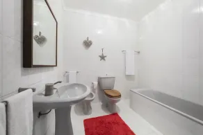 Ria's View Apartment - Image 3