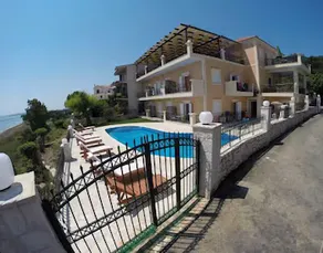Lazaratos Hotel - Image 2