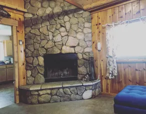 Oak Knoll Lodge and Cabins - Image 5