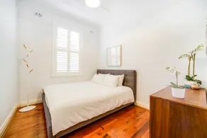 Stunning Inner City House Close to Fish Market - Image 5