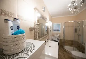 New elegant villa with pool, quiet area, close to the beach - Image 4
