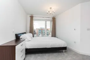 Luxurious Gunwharf Quays Sunset Views - Image 3
