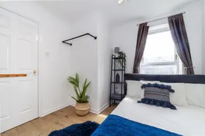 Homely 2-bed Apartment in London - Image 4