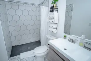 HUGE Remodeled 5BR 4BA House Sleeps 20 Downtown - Image 3