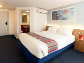 Travelodge Cardiff Atlantic Wharf Hotel - Image 4