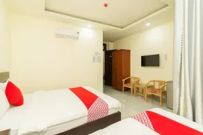374 Hotel by OYO Rooms - Image 3