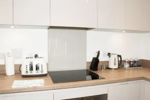Beautiful 2 Bedroom Apartment! Ensuite! Lakeside - Image 4
