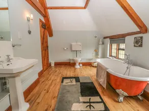 Tallet Barn - Image 2