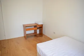 Spacious 3 Bedroom Shadwell Flat - Image 2