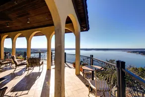 La Villa Vista Resort - Image 2