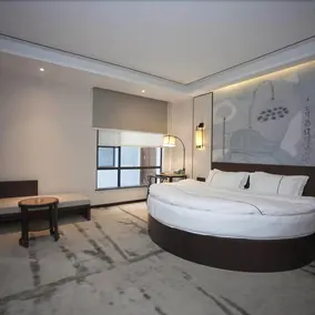 Golden Hotel - Image 3