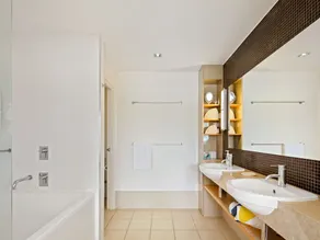 Luxury Marina View Apartment - Image 4
