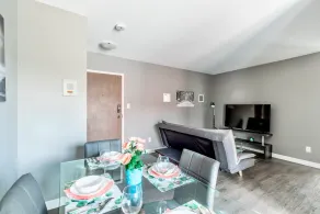 Stunning 2BR - King Bed Apt - Prime Location - Image 5