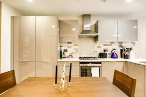 Modern 2 Bedroom Apartment With Balcony Close To Borough Tube - Image 4