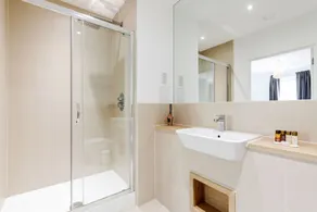 Stunning Ensuite 2 bedroom apartment - Image 5