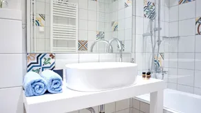 Modern & Central Apt in Athens - Image 4