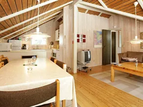 Peaceful Holiday Home in Humble With Beach - Image 4