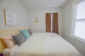 Modern2Bd Apartment - Image 2