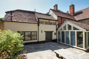 Green Parrot House - Image 4