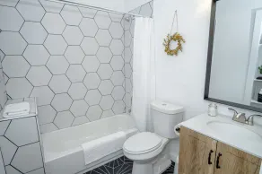 HUGE Remodeled 5BR 4BA House Sleeps 20 Downtown - Image 4