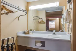 Travelers Inn Midwest City - Image 5