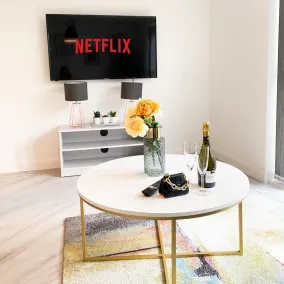 Tudors eSuites Two Bedrooms Garden and Netflix - Image 2