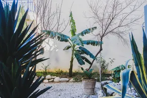 Stylish Garden Holiday Home - Image 2