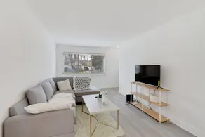 Beautiful Romantic 2 Bedroom House in the City Close to Restaurants and Bars 2 Home by Redawning - Image 4