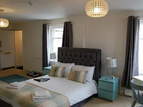 The Royal Oak Hotel - Image 2