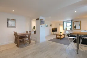 Ark Flats Apartment - Spacious and Modern - Image 3