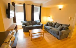 Central Open Plan Flat Sleeps 4 - Image 5