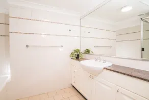 Rustic Hardwood 2 Bedroom Apartment in Randwick - Image 2