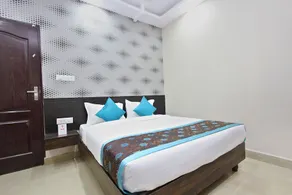 OYO 10136 Hotel Central Suites - Image 2