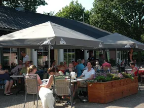 Chalet avec piscine chauffée, terrasse et jardin - Image 2