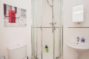 Stunning 2 Bed Apartment with Amazing Views - Image 4