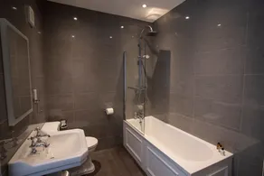 Spacious 2 Bedroom Apartment Surrounded with 36 Acres of Parkland - Image 2