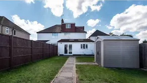 Large 6 Bedroom House With Parking - Image 4