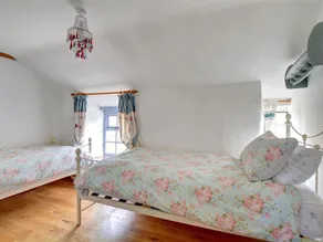 Authentic Holiday Home in Penrose Near Beach - Image 2