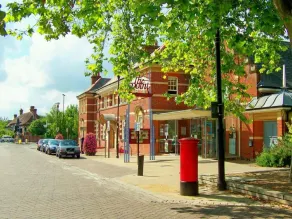 Charming 2-bed Apartment in Eastleigh - Image 3
