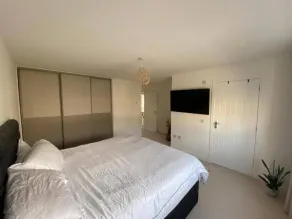 Beautiful 4 Bedroom 3 Beds House in Glasgow - Image 4