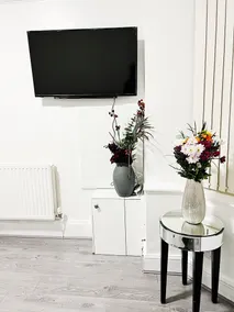 Impeccable 4-bed House in Manchester - Image 5