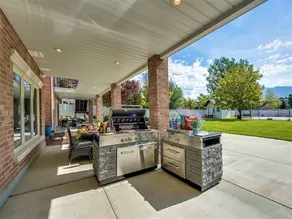 Luxury Estate with Mountain Views - Image 3