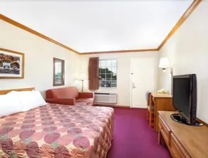 Days Inn by Wyndham Auburn - Image 5